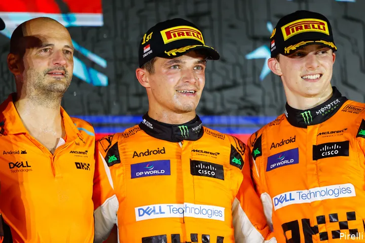 Norris en Piastri samen op het podium in Singapore.