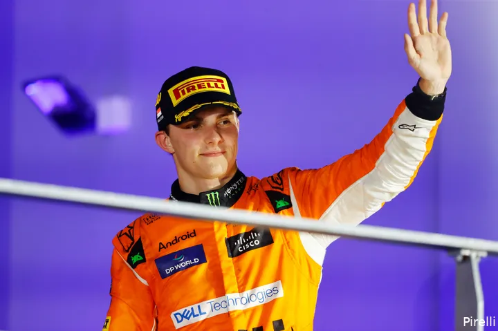 Oscar Piastri op het podium in Singapore.