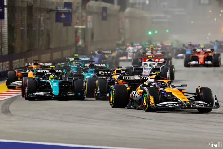 <i>Hamilton probeert de tweede plek zonder succes over te nemen.</i>