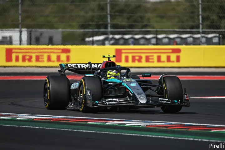De W15 van Hamilton eindigde vroegtijdig in de grindbak. (Foto:&nbsp;Pirelli)