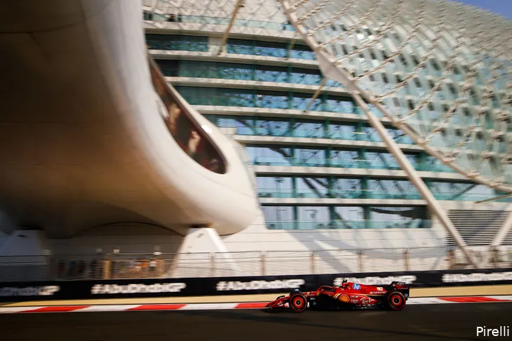 <i>Carlos Sainz heeft de eerste training niet gereden, omdat hij zijn Ferrari af moest staan aan Arthur Leclerc.</i>