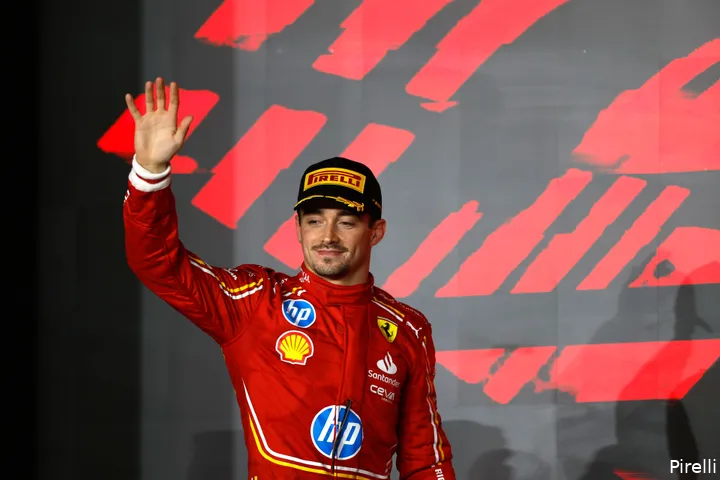 Leclerc op het podium in Qatar.