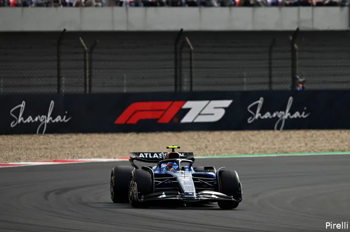 Sainz kreeg een boete wegens het missen van het volkslied.