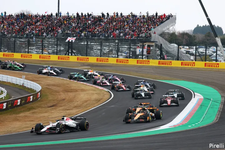 Verstappen leidde de McLarens de eerste bochten door, en behield de leiding.