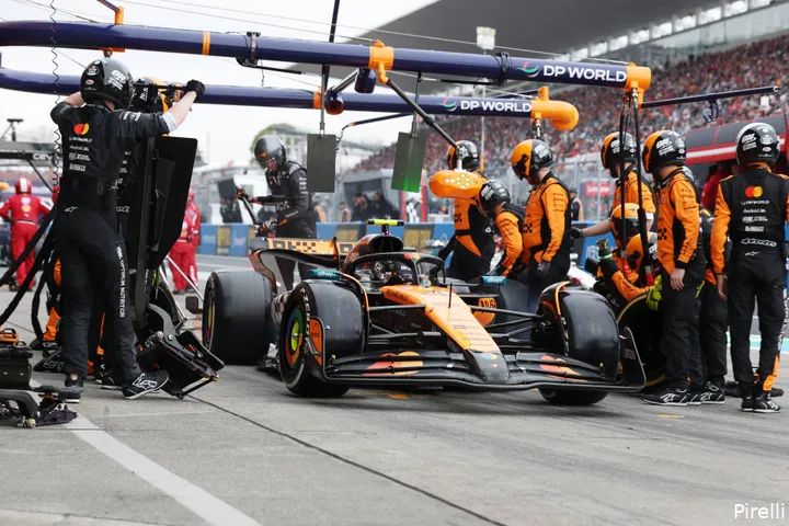 lando norris pitstop japan mclaren 2025