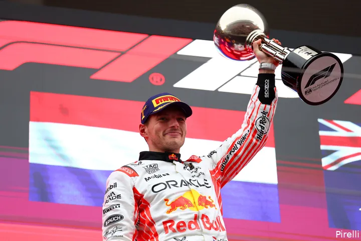 max verstappen champagne zege japan 2025