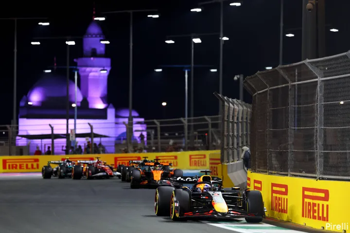 pirelli ferrari charles leclerc mclaren oscar piastri red bull racing max verstappen mercedes george russell gp saoedi arabie 2025 zondag 2 4