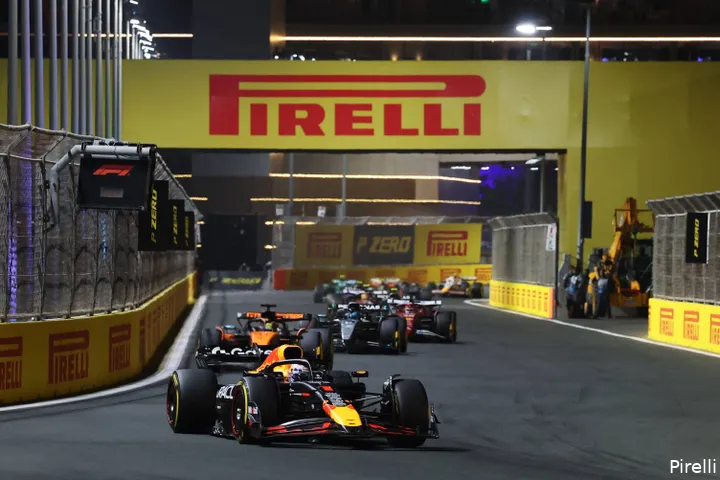 <i>Verstappen voert het veld na de herstart aan.</i>