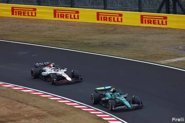 Tsunoda zat na zijn pitstop vast achter Fernando Alonso.