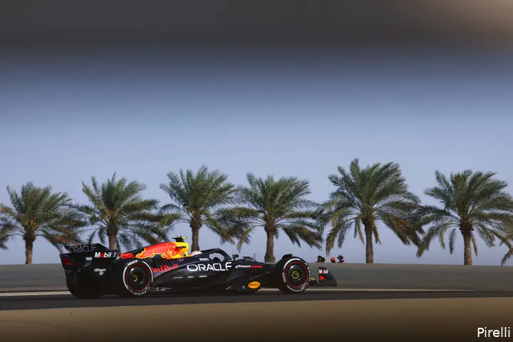 <i>Yuki Tsunoda ontsnapte meerdere keren in Bahrein.</i>