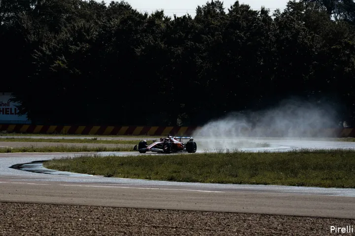 Leclerc test de regenbanden voor 2026.