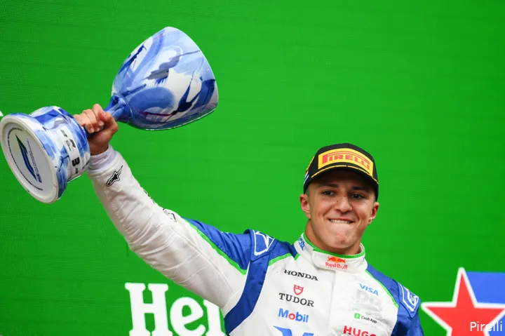 pirelli-isack-hadjar-visa-cash-app-racing-bulls-gp-nederland-2025-zondag-podium-2