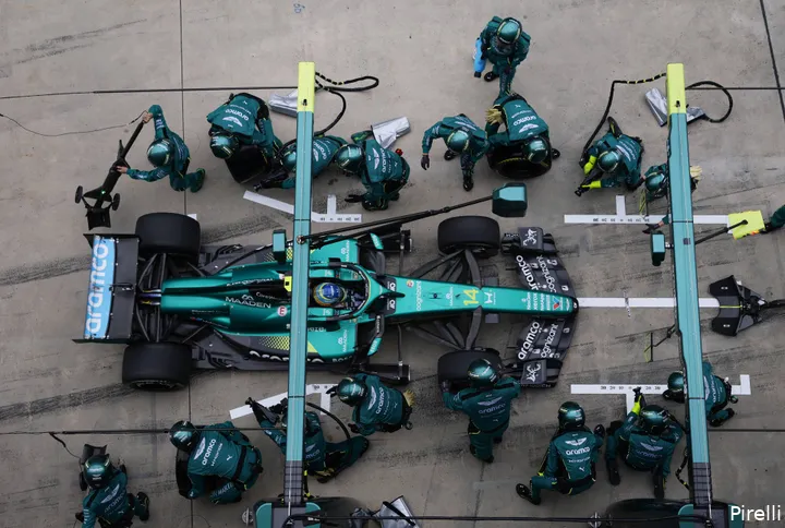 fernando-alonso-aston-martin-pitstop-2026-zondag-race-china-pirelli
