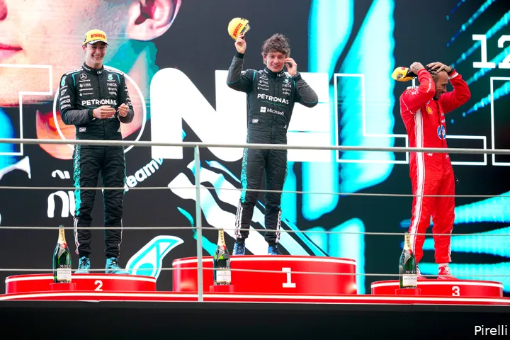 kimi-antonelli-george-russell-mercedes-lewis-hamilton-ferrari-podium-2026-zondag-race-china-pirelli
