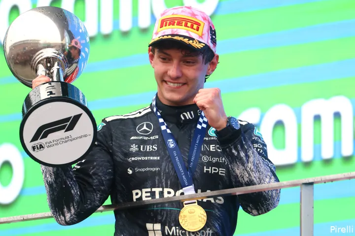 kimi-antonelli-mercedes-2026-pirelli-zondag-japan-race-podium-2