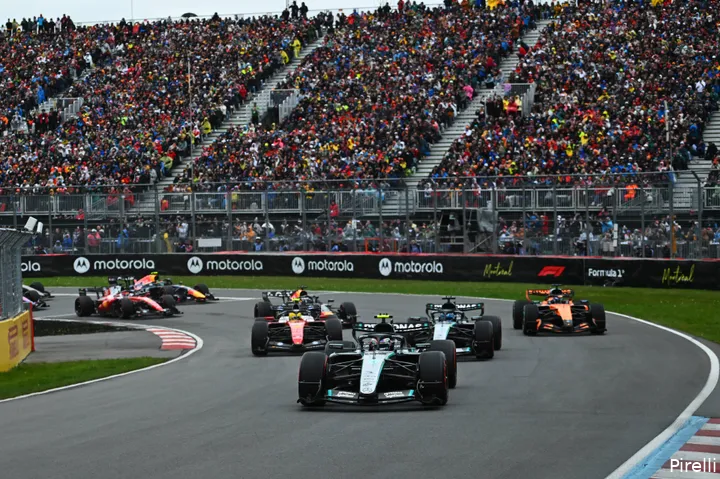 george-russell-oscar-piastri-mclaren-lewis-hamilton-ferrari-max-verstappen-red-bull-racing-kimi-antonelli-mercedes-2026-zondag-race-canada