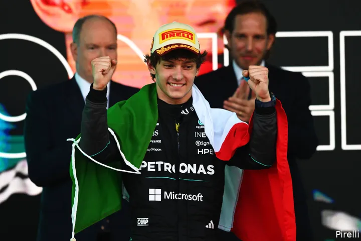 kimi-antonelli-mercedes-podium-italiaanse-vlag--pirelli-2026-zondag-monaco-race