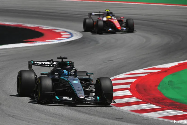 pirelli-george-russell-mercedes-gp-barcelona-catalonie-2026-zondag-lewis-hamilton-ferrari