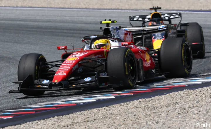 pirelli-lewis-hamilton-ferrari-max-verstappen-red-bull-racing-gp-oostenrijk-2026-zondag-gevecht-2