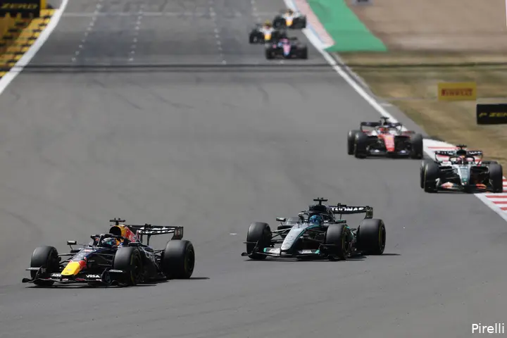 max-verstappen-red-bull-racing-george-russell-mercedes-2026-zaterdag-sprintrace-groot-brittannie-pirelli