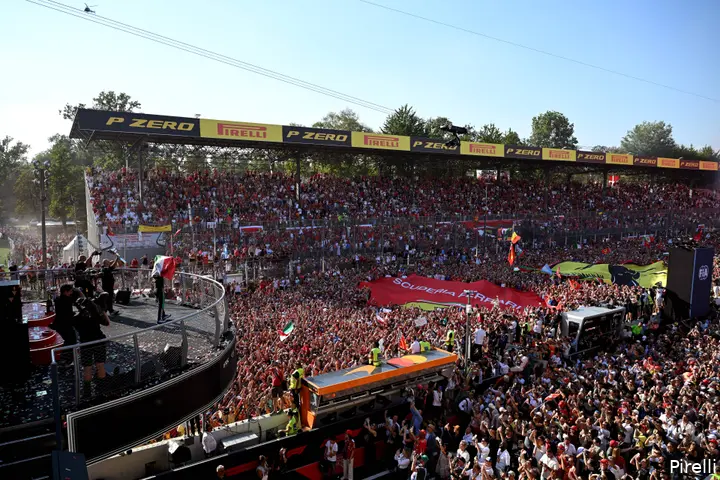 kimi-antonelli-mercedes-podium-win-max-verstappen-george-russell-italië-45-sunday-monza-2026