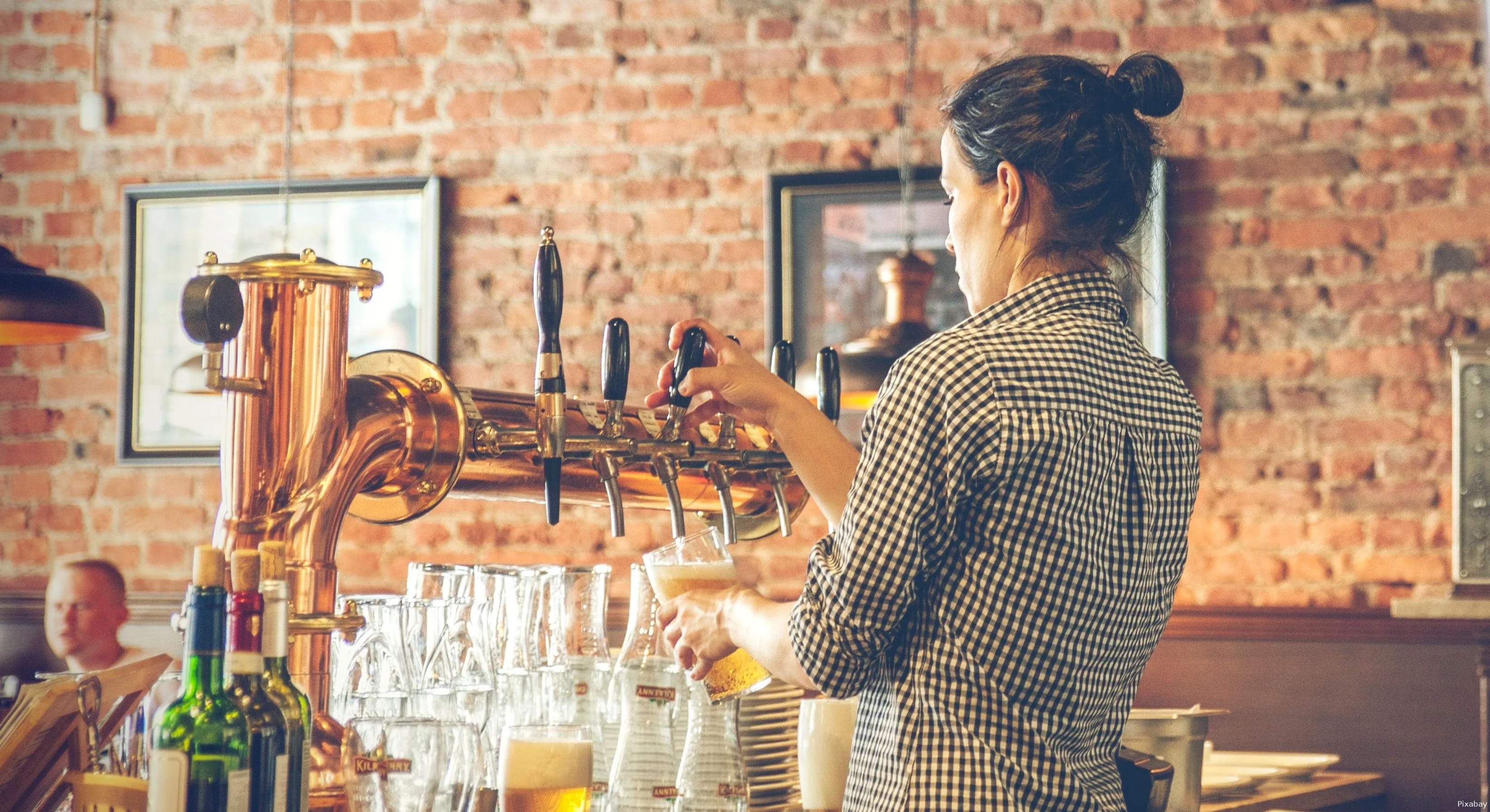 alcohol ambachtelijk bier bakstenen muur 1324896