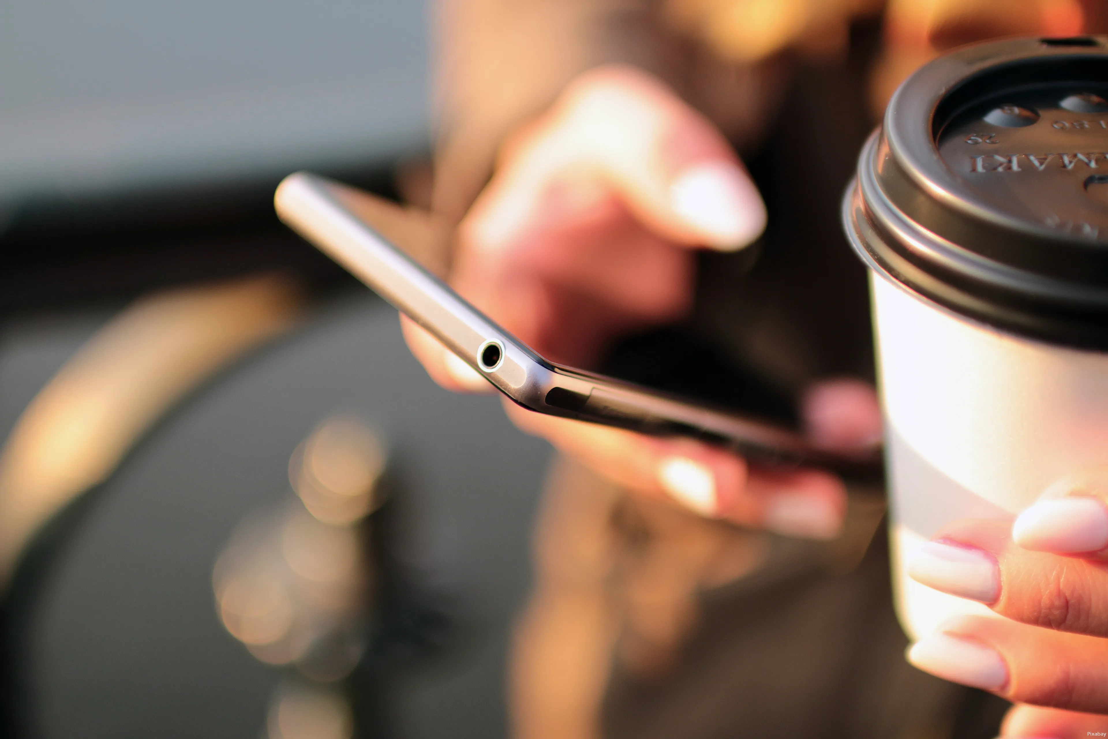 koffie smartphone onderweg