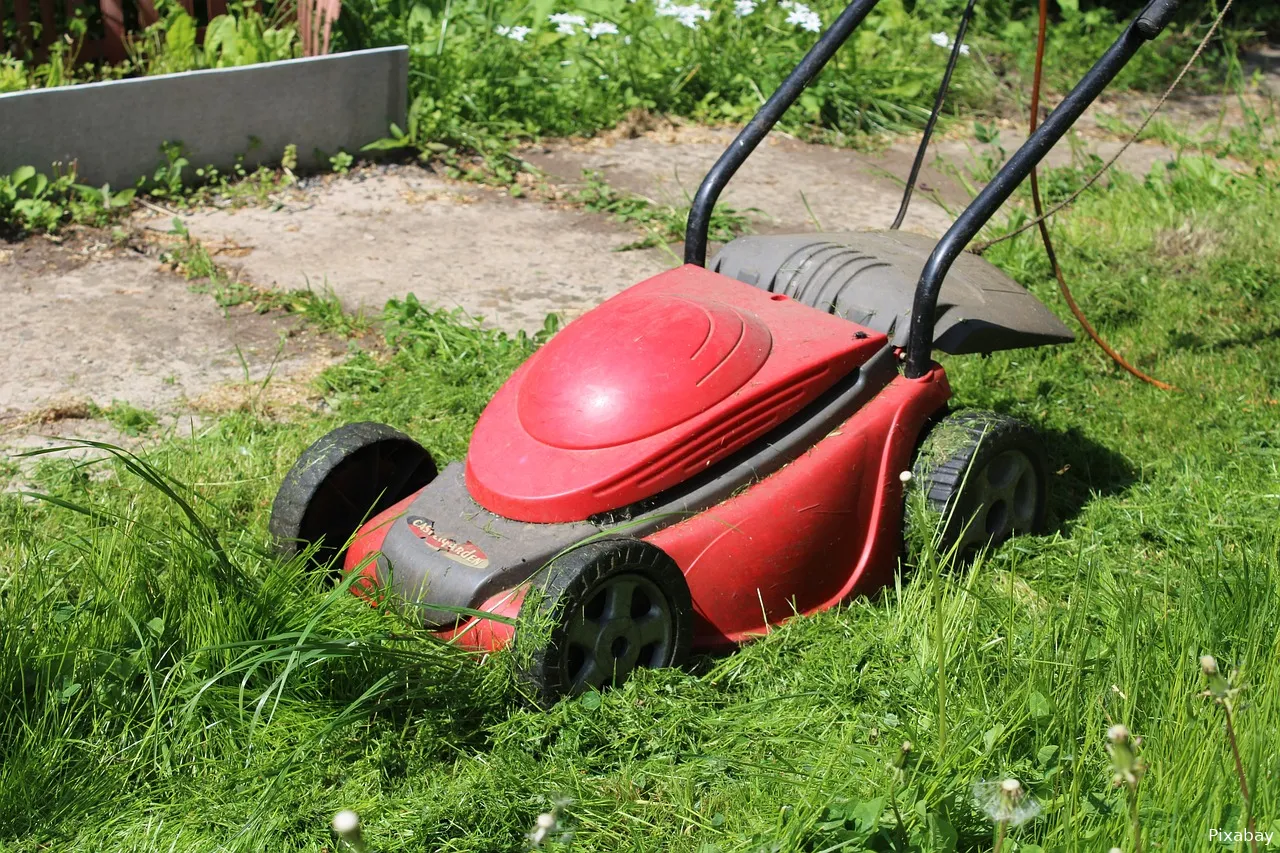 lawn mower 6638802 1280