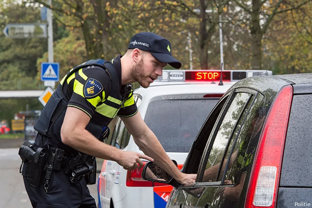 agent spreekt automobilist bij verkeerscontrole 1