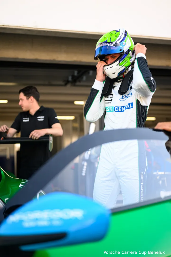 Van Eijndhoven voorafgaand aan het instappen van zijn groene racemonster. (Foto: Porsche Carrera Cup Benelux)