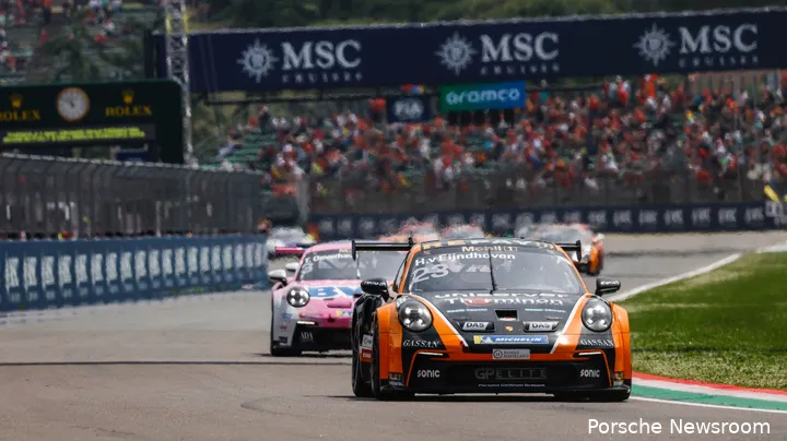 Van Eijndhoven in zijn zwart-oranje bolide. (Foto: Porsche Newsroom).