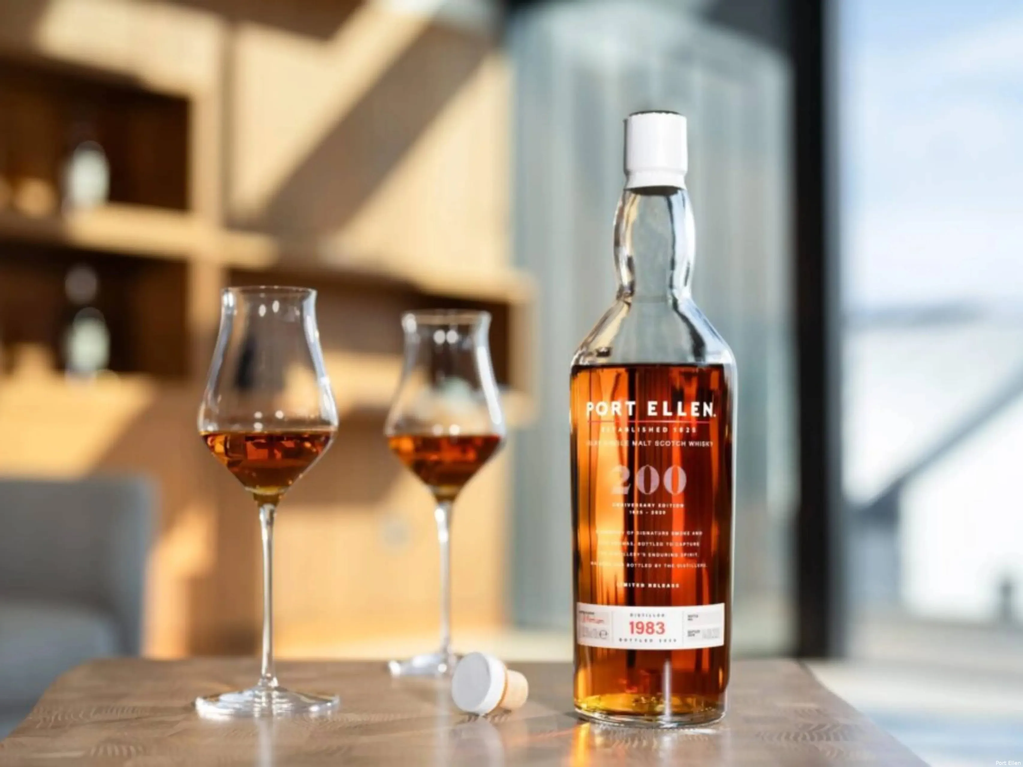 Port Ellen 42 Year Old 200th Anniversary whisky en twee glazen