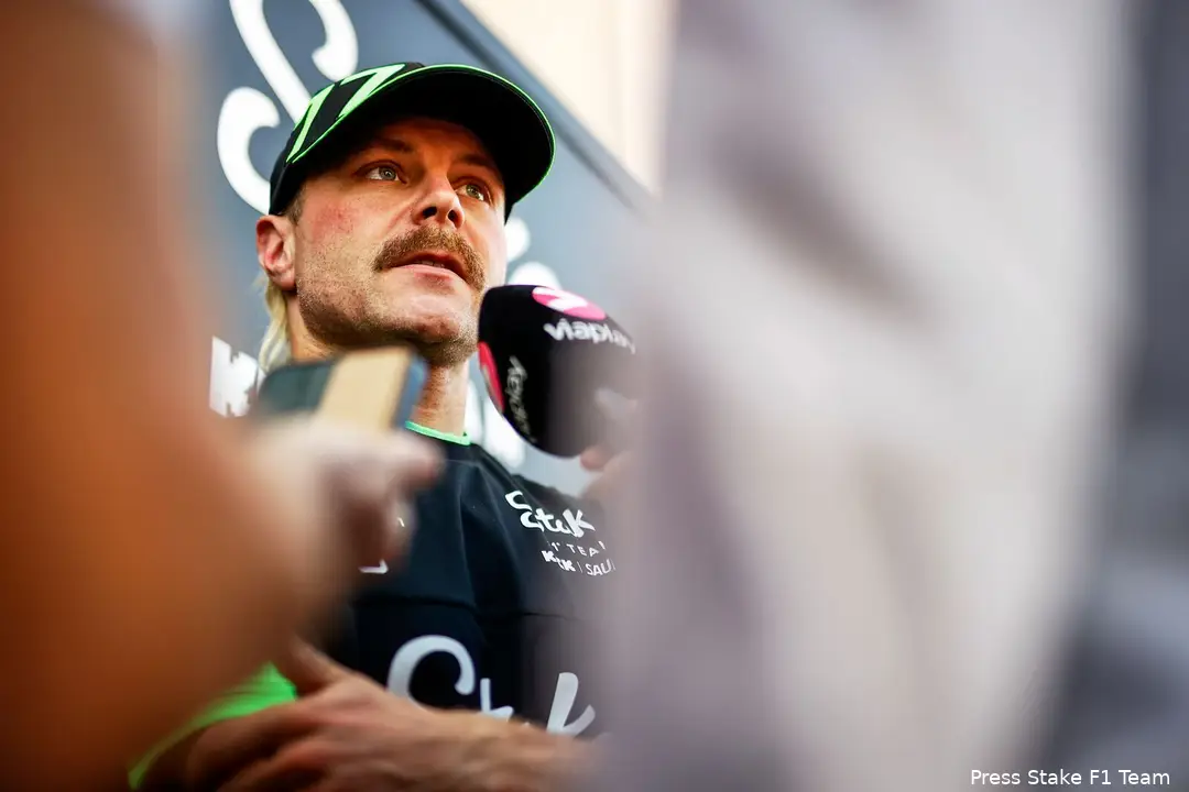 'We hebben voordat we in de auto springen misschien nog het laatste interview', vertelt Bottas over het toenemende aantal mediaverplichtingen in de F1 (Foto: Stake F1 Team)<br>