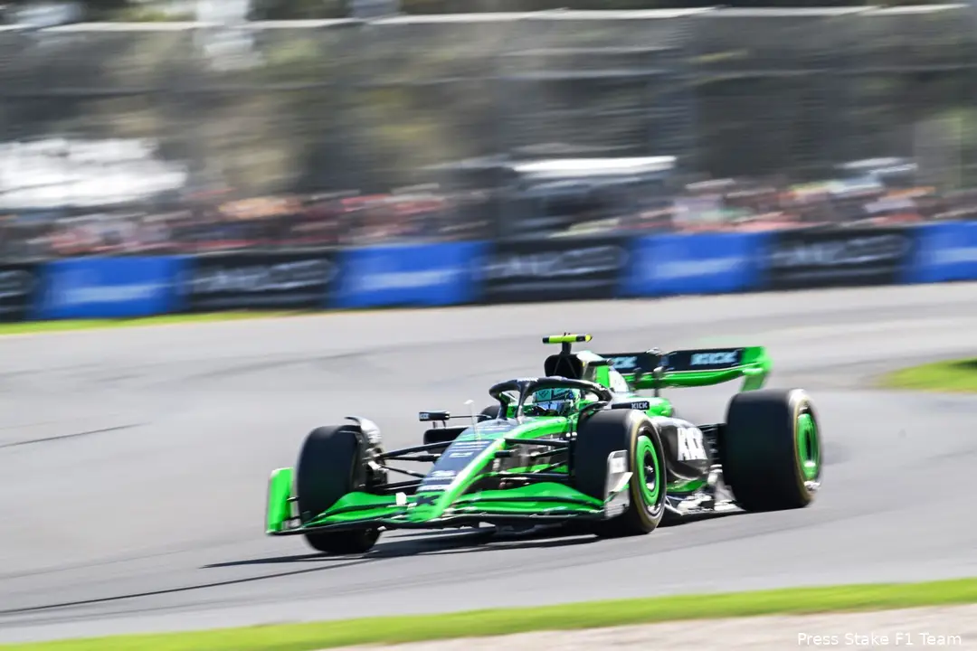Zhou geeft aan vooral veel zin te hebben in zijn thuisrace, ondanks de extra uitdaging die het sprintweekend met zich meebrengt (Foto: Press Stake F1 Team)<br>