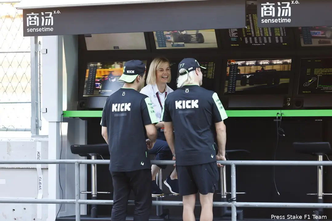 Formule 1-coureurs Bottas en Zhou kwamen langs tijdens de F1 Academy-race in Spanje. (Foto: Press Stake F1 Team)