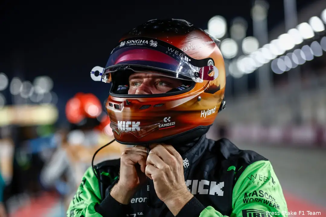 <i>&nbsp;Valtteri Bottas reed tijdens de race over de spiegel heen.</i>