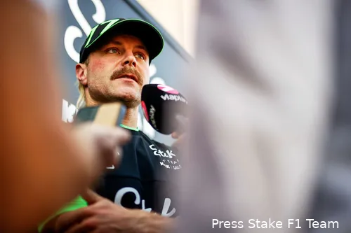 'We hebben voordat we in de auto springen misschien nog het laatste interview', vertelt Bottas over het toenemende aantal mediaverplichtingen in de F1 (Foto: Stake F1 Team)<br>
