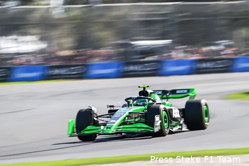 Zhou geeft aan vooral veel zin te hebben in zijn thuisrace, ondanks de extra uitdaging die het sprintweekend met zich meebrengt (Foto: Press Stake F1 Team)<br>