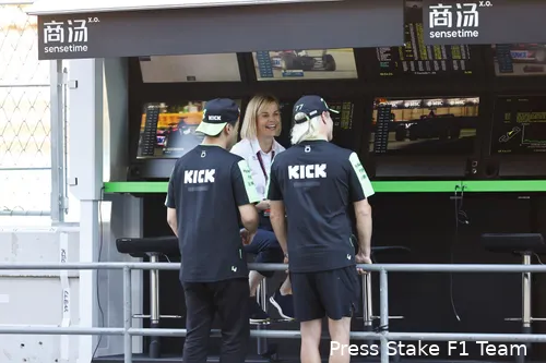 <i>Zhou en Bottas met Susie Wolff.</i>