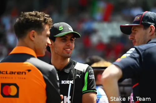 Norris, hier in gesprek met Bortoleto en Verstappen, geloof in zijn eigen kwaliteiten.