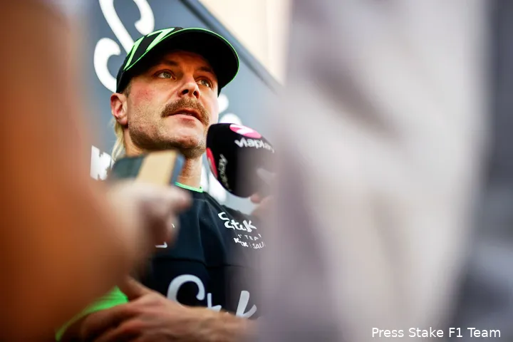 'We hebben voordat we in de auto springen misschien nog het laatste interview', vertelt Bottas over het toenemende aantal mediaverplichtingen in de F1 (Foto: Stake F1 Team)<br>