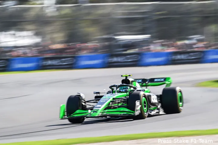 Zhou geeft aan vooral veel zin te hebben in zijn thuisrace, ondanks de extra uitdaging die het sprintweekend met zich meebrengt (Foto: Press Stake F1 Team)<br>