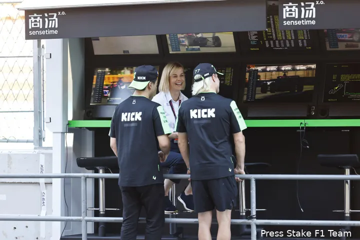Formule 1-coureurs Bottas en Zhou kwamen langs tijdens de F1 Academy-race in Spanje. (Foto: Press Stake F1 Team)
