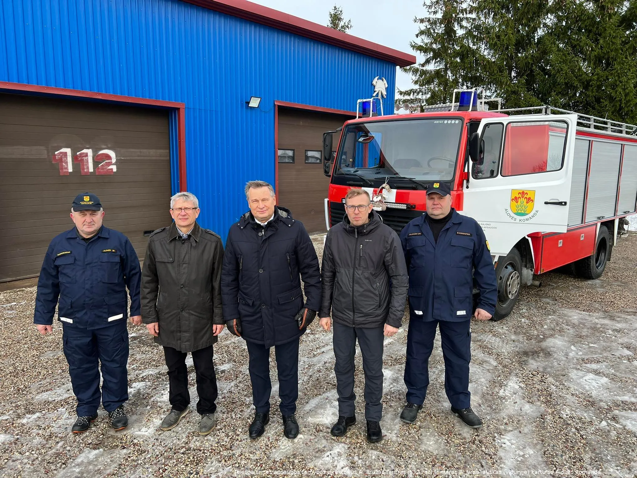 priesgaisrines apsaugos tarnybos direktorius a bruzas antras is kaires ir meras a vrubliauskas viduryje kartu su aloves komanda