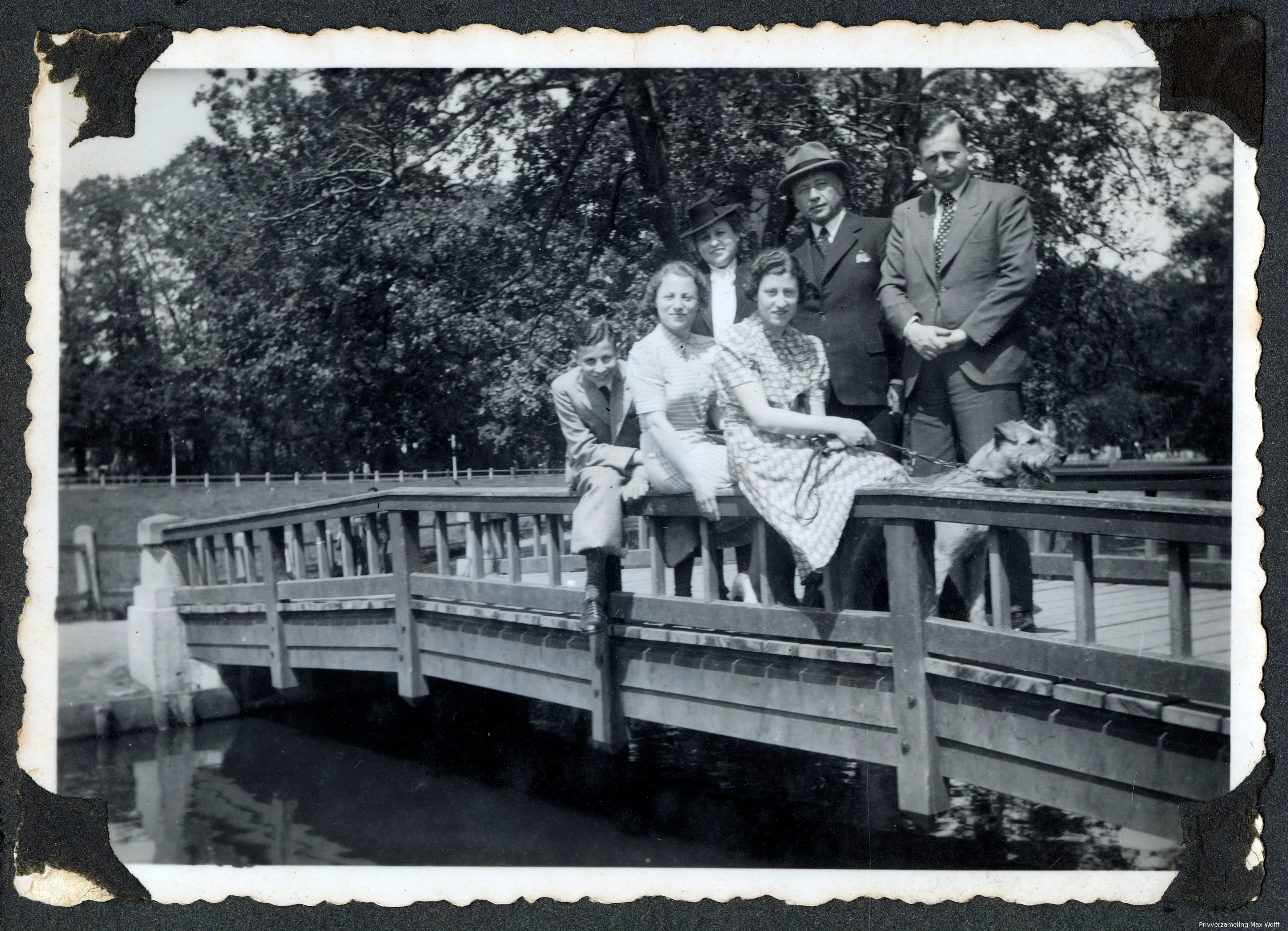 familie wolff bij een bruggetje in sonsbeek laatste foto met zn allen 1940 privverzameling max wolff