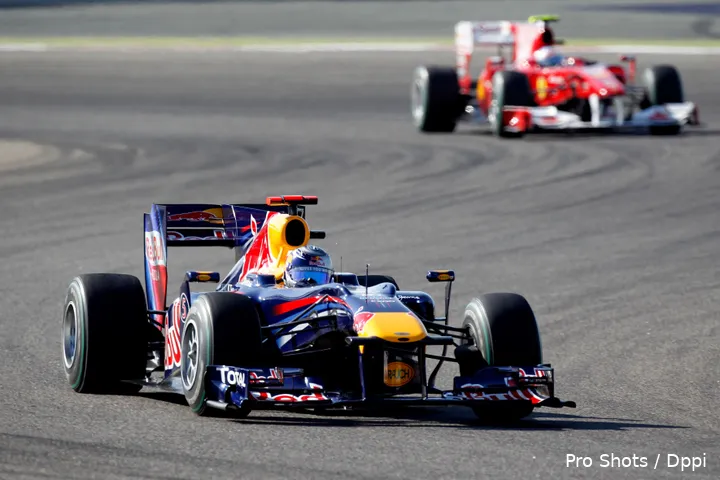 Sebastian Vettel wordt in zijn RB6 op de hielen gezeten door Fernando Alonso van Ferrari tijdens de GP van Bahrein.