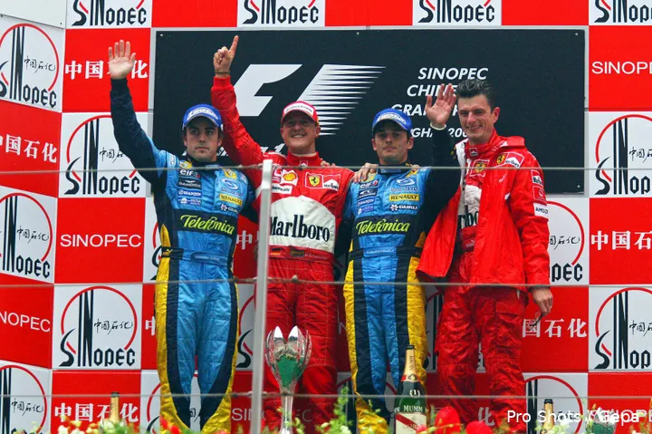 <i>Michael Schumacher grijpt zijn laatste zege onder wisselende weersomstandigheden.</i>