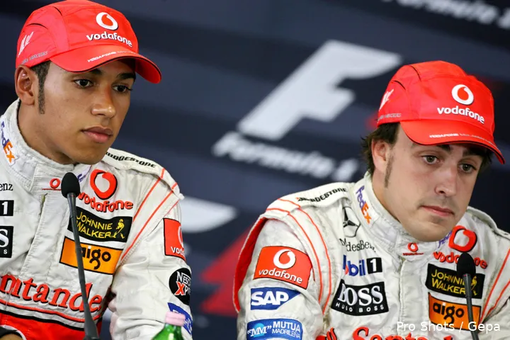 lewis-hamilton-fernando-alonso-mclaren-2007
