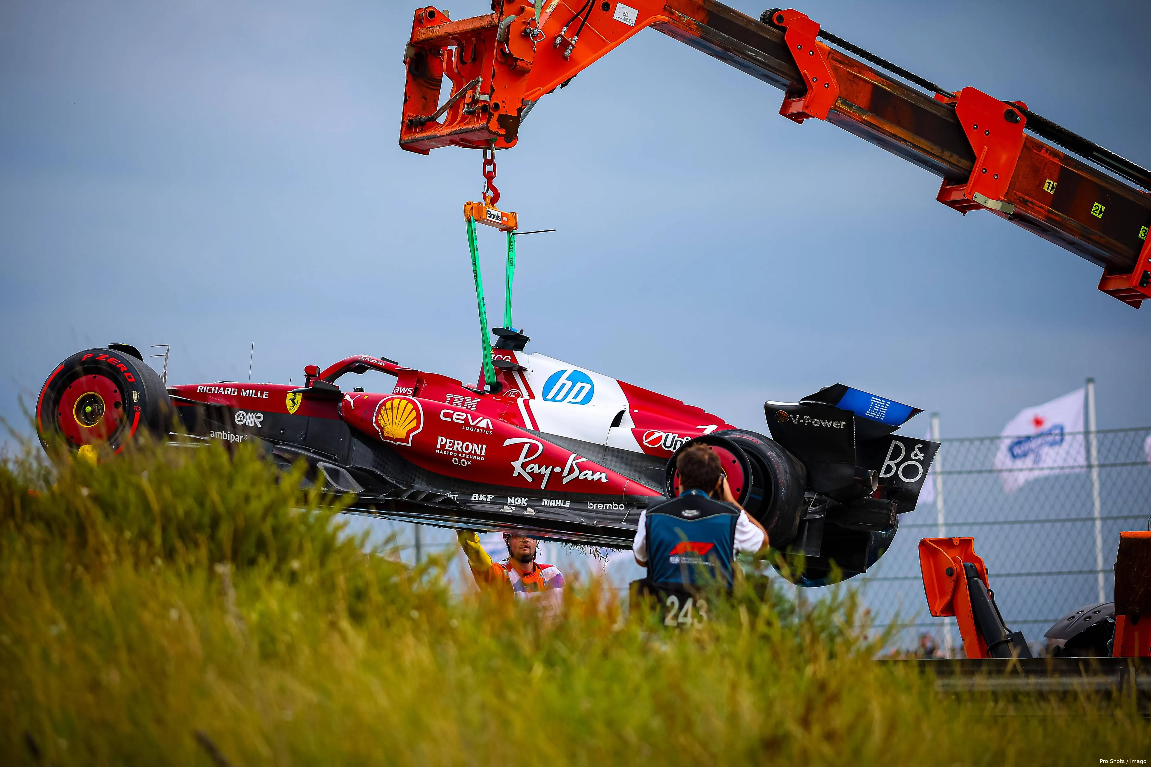 ferrari-charles-leclerc-crash-nederland-zandvoort-1