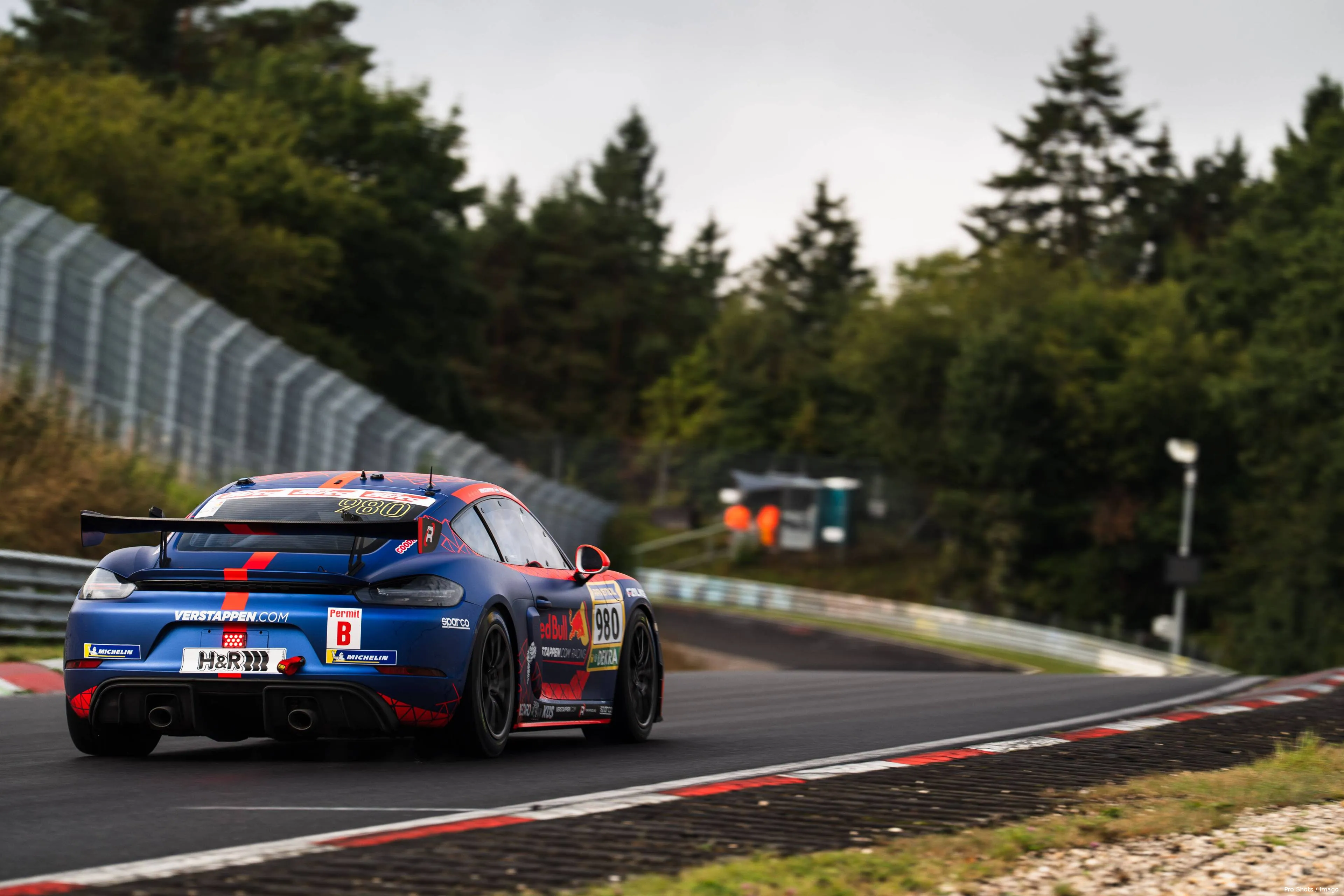 max-verstappen-franz-hermann-nordschleife-porsche-gt4-nls-licentie